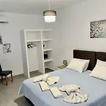 Tarelis & Appartement Kamári
