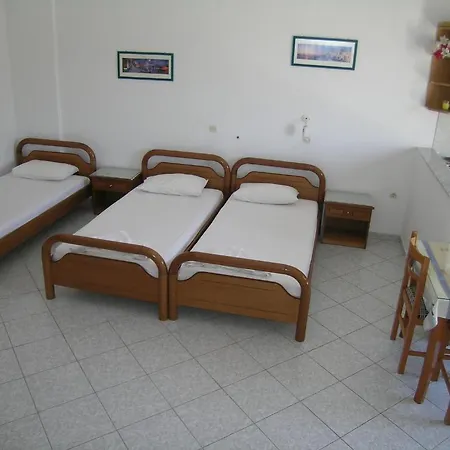 Tarelis & Apartment Kamari (Santorini)