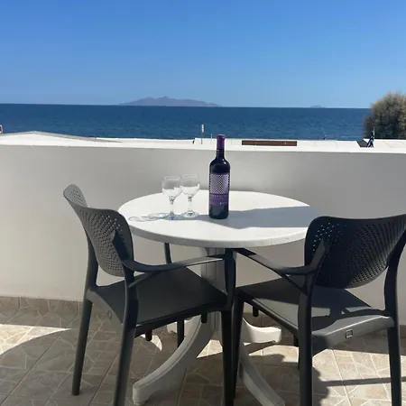 Tarelis & Apartment Kamari (Santorini)