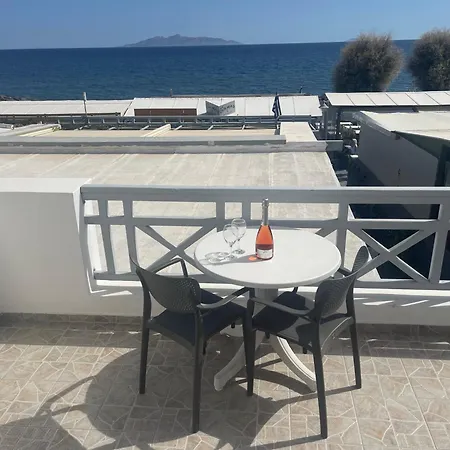 Tarelis & * Kamari (Santorini)