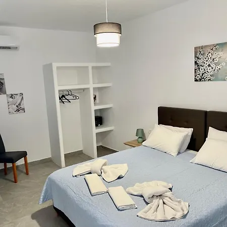 Tarelis & Appartement Kamári